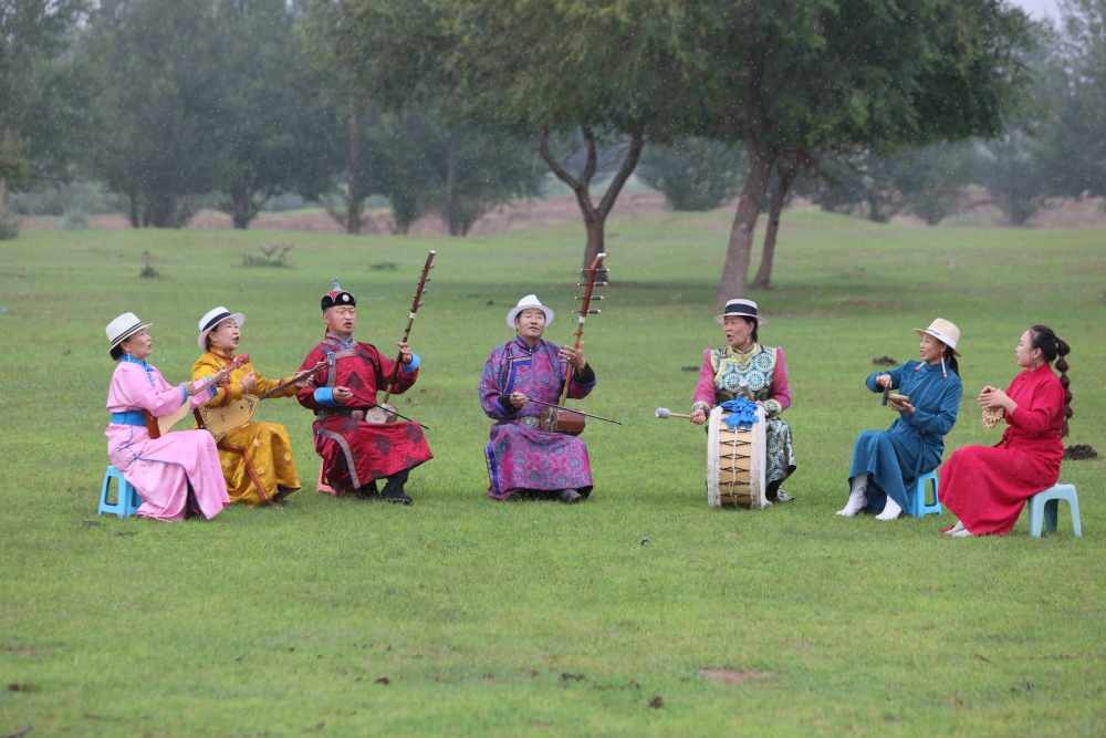 2024年7月16日，《格薩（斯）爾》史詩說唱傳承人在內(nèi)蒙古赤峰市巴林右旗戶外表演。（胡斯楞攝）