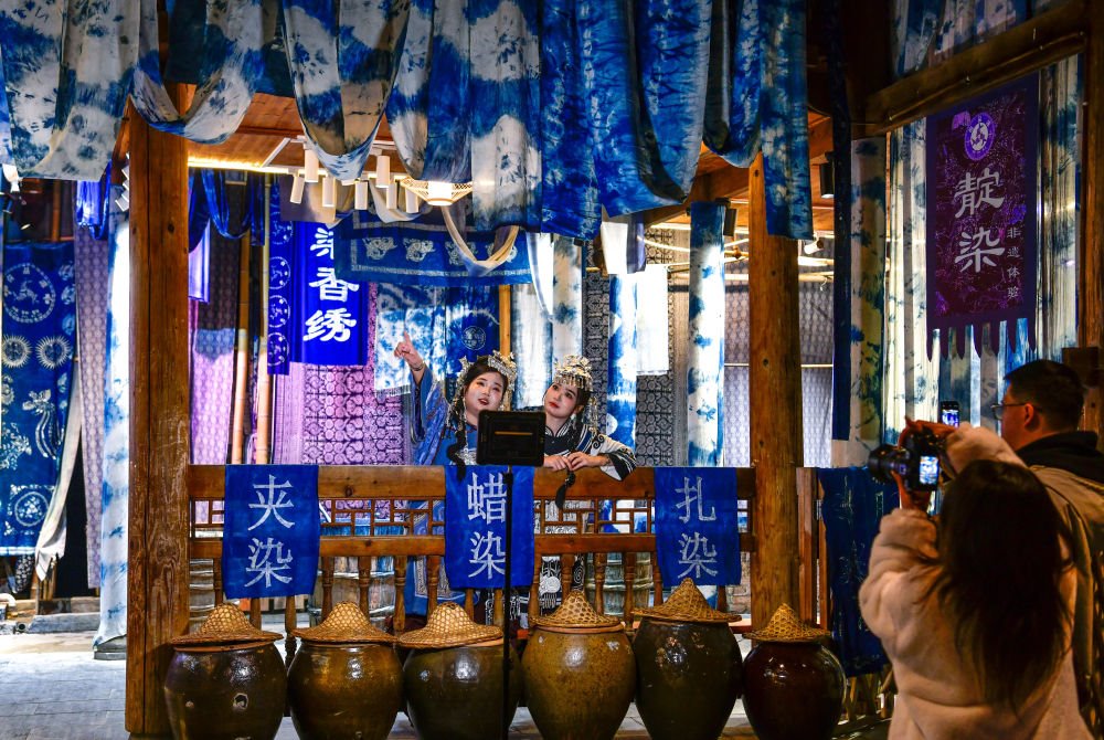 2025年3月17日，游客在貴州省黎平縣肇興侗寨里留影。新華社記者楊文斌 攝