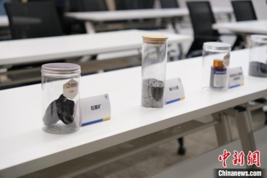 5月20日，浙大高分子科學(xué)與工程學(xué)系內(nèi)擺放著石墨礦等。 曹丹 攝