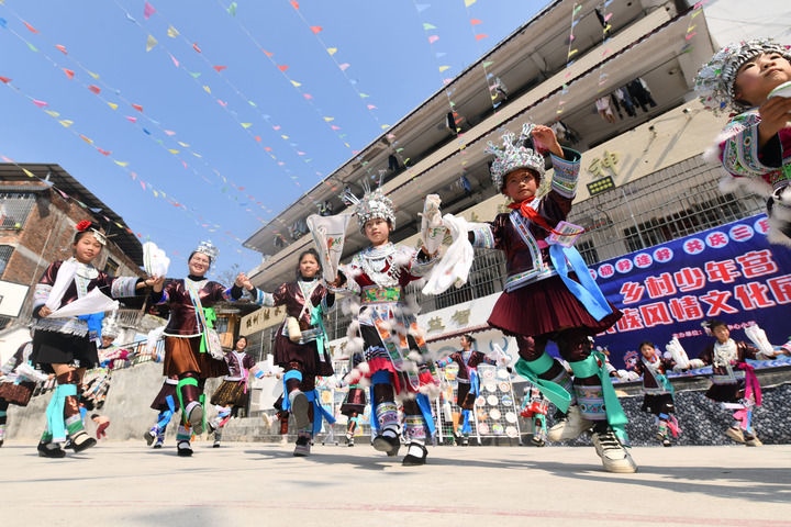 2025年3月25日，廣西柳州市融水苗族自治縣桿洞鄉(xiāng)中心小學學生在跳蘆笙踩堂舞。新華社記者 黃孝邦 攝