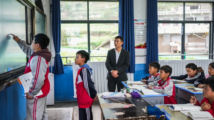 2024年11月21日，在地處烏蒙山區(qū)的貴州省六盤水市水城區(qū)亮巖小學，學生在供暖的教室內學習。新華社記者 陶亮 攝