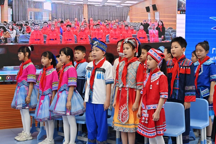 2025年3月28日，在“壯蒙一家親 共筑中國夢”手拉手主題云隊會上，廣西南寧市濱湖路小學四（1）中隊隊員通過網(wǎng)絡和內蒙古鄂爾多斯東勝區(qū)第十二小學四（9）中隊隊員一起唱《中國少年先鋒隊隊歌》。新華社記者 周華 攝