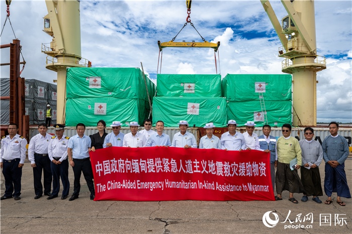 5月25日，中國駐緬甸大使館參贊歐陽道冰、仰光省首席部長梭登及緬有關(guān)部門官員出席援緬第十五批緊急人道主義地震救災(zāi)物資交接儀式。人民網(wǎng)記者謝佳君攝