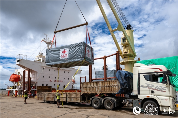5月25日，當(dāng)?shù)毓と嗽诟劭趶呢涊喩闲遁d援緬第十五批緊急人道主義地震救災(zāi)物資。人民網(wǎng)記者謝佳君攝