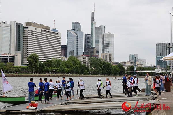 來自美國的快樂龍舟隊選手們正在登船準備參賽。人民網(wǎng)記者 劉仲華攝