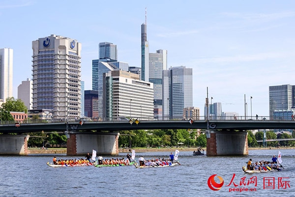 龍舟賽隊伍奮力揮槳、破浪前行。人民網(wǎng) 依琳攝