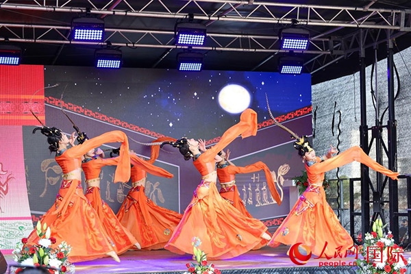 美因河畔的舞臺上中國傳統(tǒng)舞蹈精彩上演。人民網(wǎng) 依琳攝