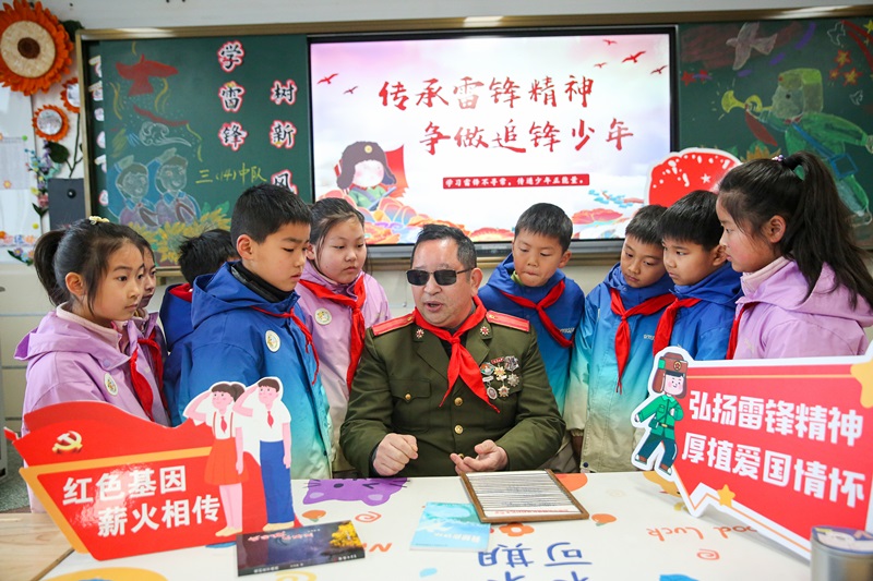2025年3月3日，江蘇南通如皋市安定小學(xué)里，傷殘軍人許波銀在思政小課堂上向?qū)W生講述雷鋒故事。