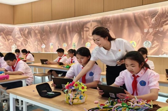 龍崗一小學(xué)生正在學(xué)習(xí)“發(fā)現(xiàn)石刻之美”華蔓花冠課程。