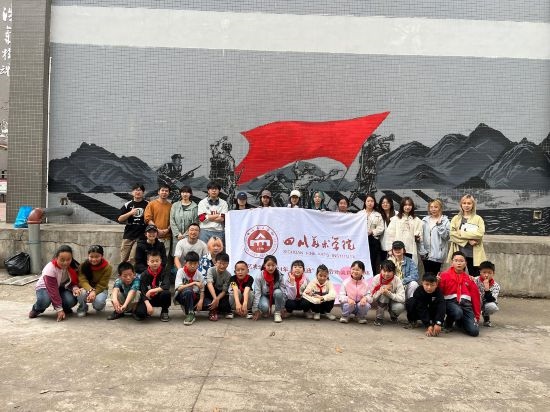 “行動中的課堂：探尋茶馬古道紅色印記”工作坊與當(dāng)?shù)匦W(xué)生共同創(chuàng)作主題壁畫。