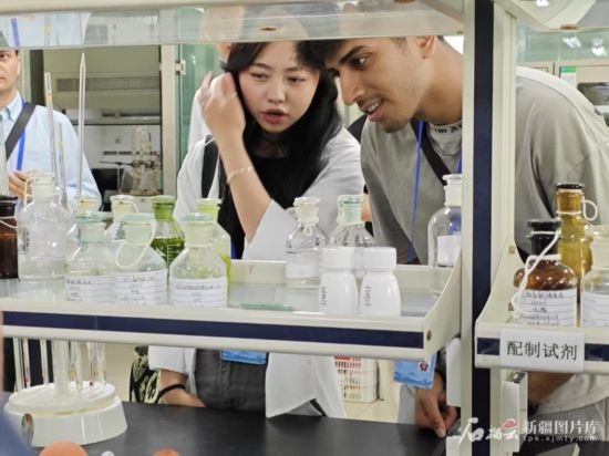 5月26日，2025上合組織國(guó)家媒體合作論壇嘉賓參觀新奇康藥業(yè)股份有限公司實(shí)驗(yàn)室。石榴云/新疆日?qǐng)?bào)記者 宋海波攝