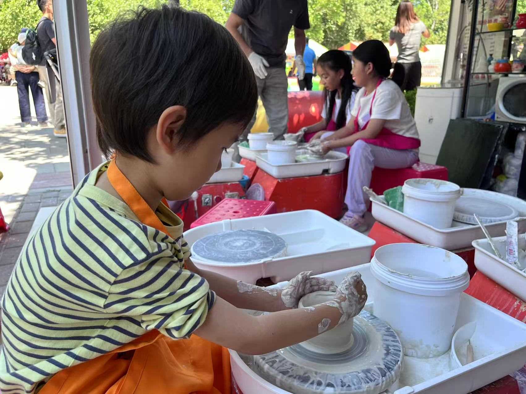 “小”游客在體驗(yàn)陶藝制作。人民網(wǎng)記者 李楠樺攝