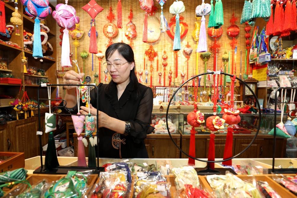 2025年5月25日，安徽省淮北市，非遺香包上貨架。（圖片來源：視覺中國）