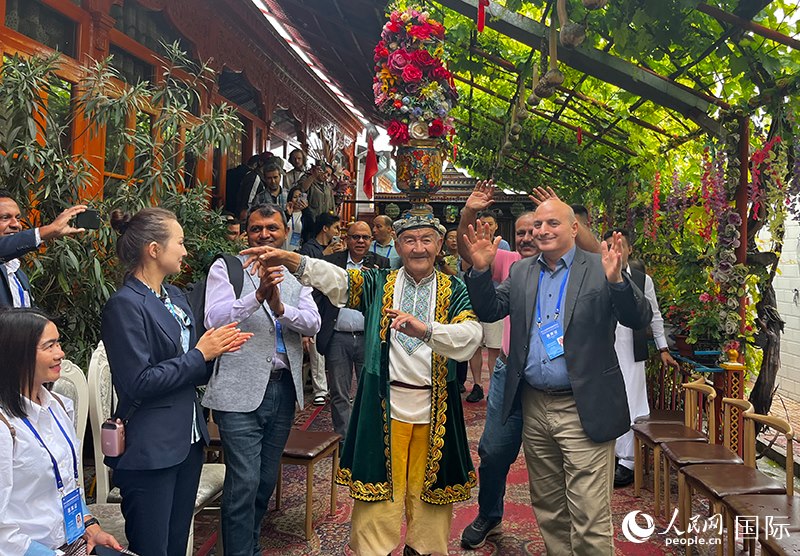 5月24日，外國媒體人在伊寧市喀贊其民俗旅游區(qū)參觀體驗(yàn)。 人民網(wǎng)記者 翟轉(zhuǎn)麗攝