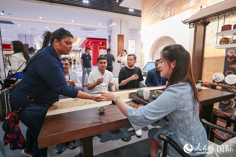 5月25日，外國媒體人在霍爾果斯國際邊境合作中心中國文化館參觀。人民網(wǎng)記者 張武軍攝