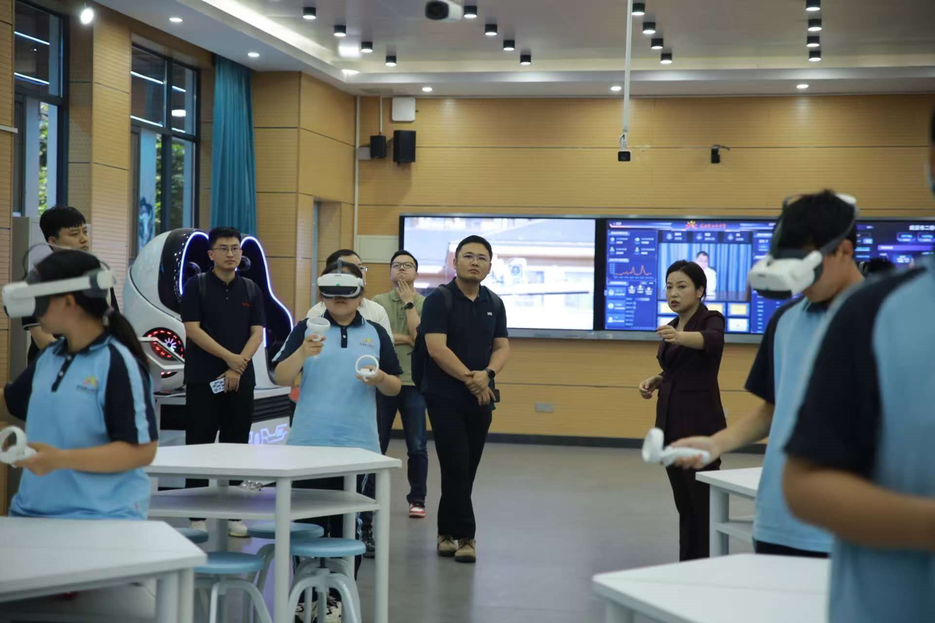 二橋中學學生在應用VR設(shè)備學習。主辦方供圖