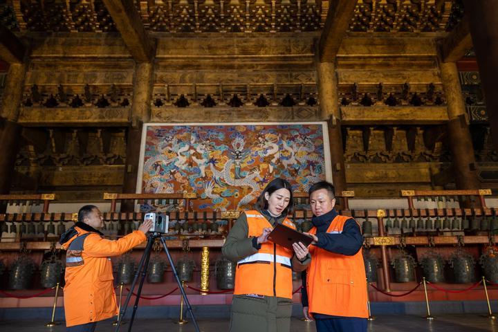 北京市測繪設計研究院團隊在太廟測繪（2023年2月19日攝）。2020年9月起，北京市測繪設計研究院的技術團隊開展了北京中軸線遺產點實地測繪，從文物保護、環(huán)境整治、文物騰退等方面為北京中軸線申遺提供空間數據底板。