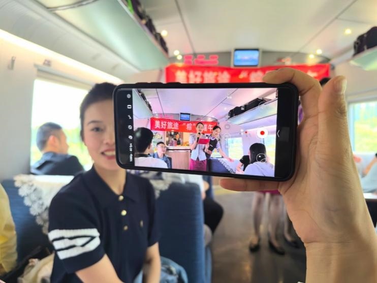 在活動中，旅客紛紛舉起手機拍攝。顏笑攝