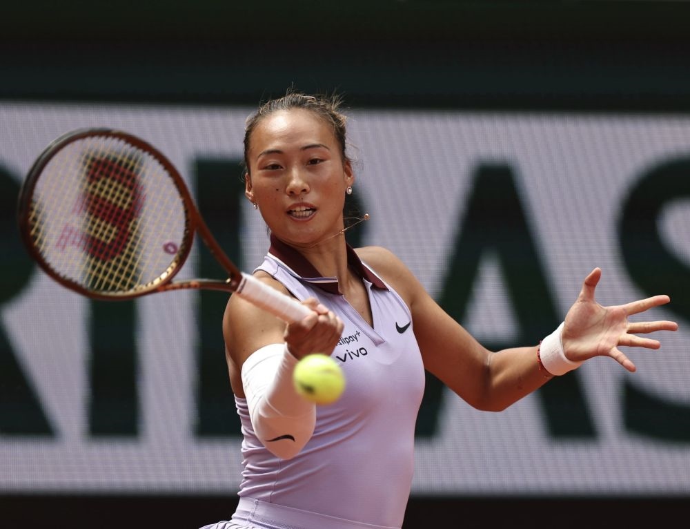 6月1日，鄭欽文在比賽中回球。新華社記者 李京 攝