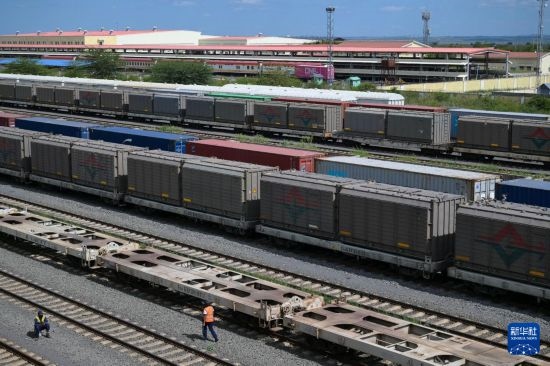 5月31日，在蒙內(nèi)鐵路內(nèi)羅畢站到發(fā)場(chǎng)，鐵路工人在鐵道旁巡檢。新華社記者 楊光 攝