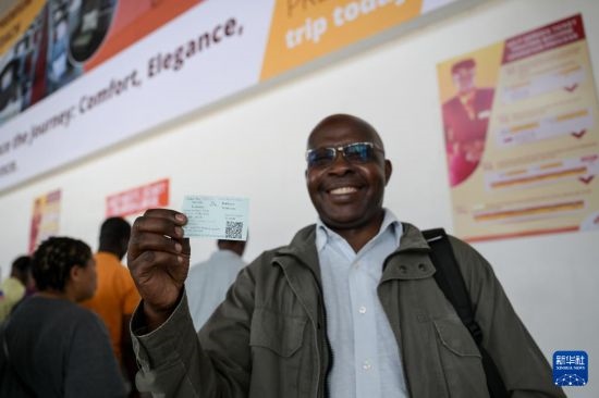 5月31日，在蒙內(nèi)鐵路內(nèi)羅畢站，一名前往蒙巴薩的乘客展示車票。新華社記者 楊光 攝