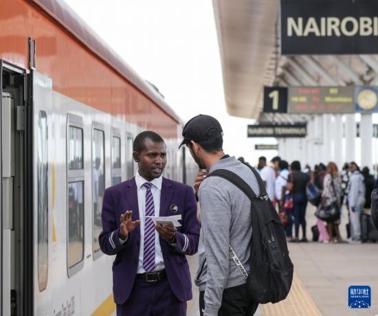 5月31日，在蒙內(nèi)鐵路內(nèi)羅畢站，乘務(wù)員為乘客檢票。新華社記者 李亞輝 攝