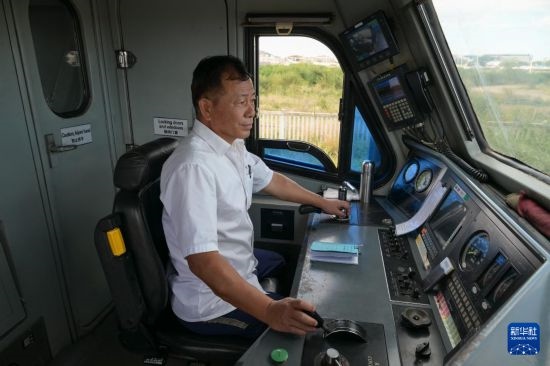 5月31日，在蒙內(nèi)鐵路內(nèi)羅畢站，機(jī)車駕駛員蔣立平在即將開往蒙巴薩的E2次列車上進(jìn)行準(zhǔn)備工作。新華社記者 楊光 攝