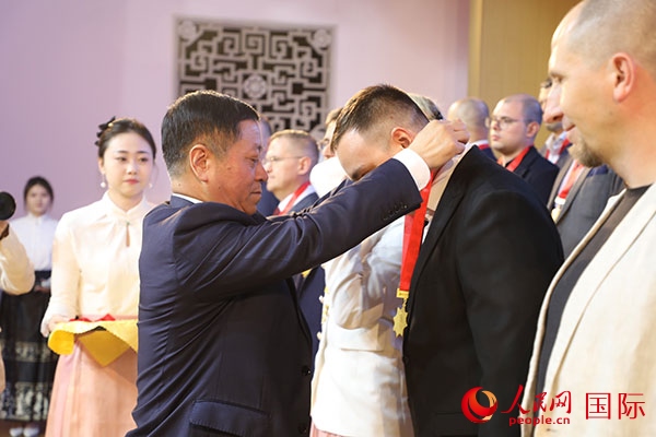 中國駐俄羅斯大使張漢暉為獲獎者頒獎。人民網記者 肖新新攝