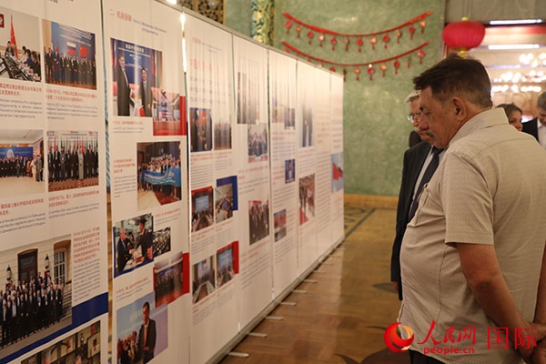 與會嘉賓參觀中俄科技創(chuàng)新合作圖片展。人民網記者 肖新新攝