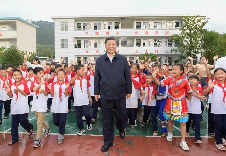 2020年9月16日，在湖南郴州市汝城縣文明瑤族鄉(xiāng)第一片小學(xué)，師生們簇擁著習(xí)近平總書記步出校園。新華社記者 李學(xué)仁 攝