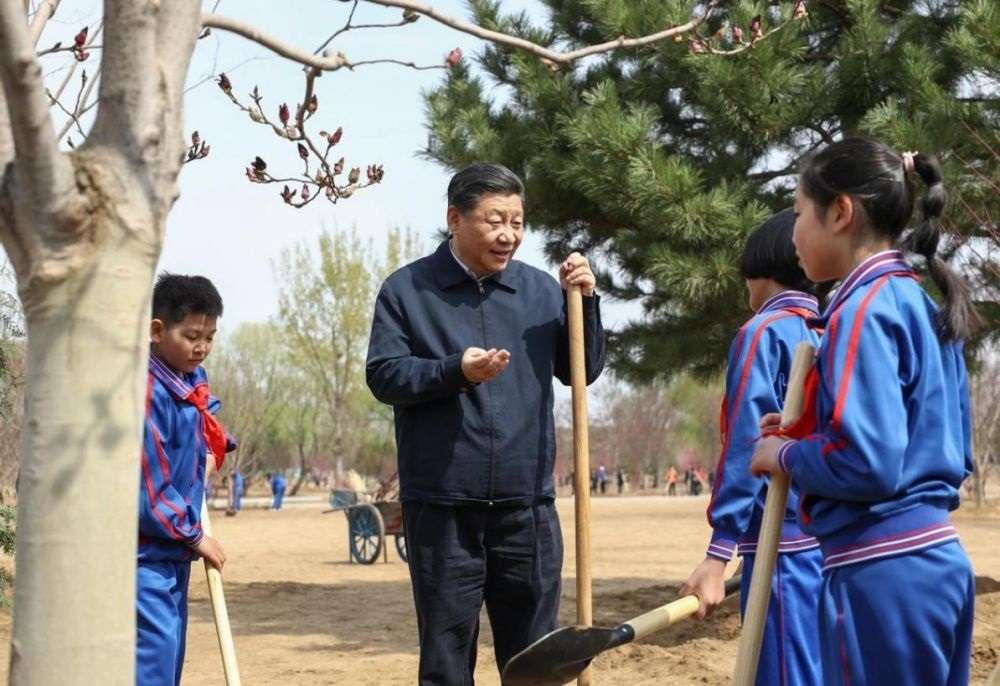2019年4月8日，習(xí)近平總書記參加首都義務(wù)植樹活動。這是習(xí)近平總書記同少先隊員在一起。新華社記者 鞠鵬 攝