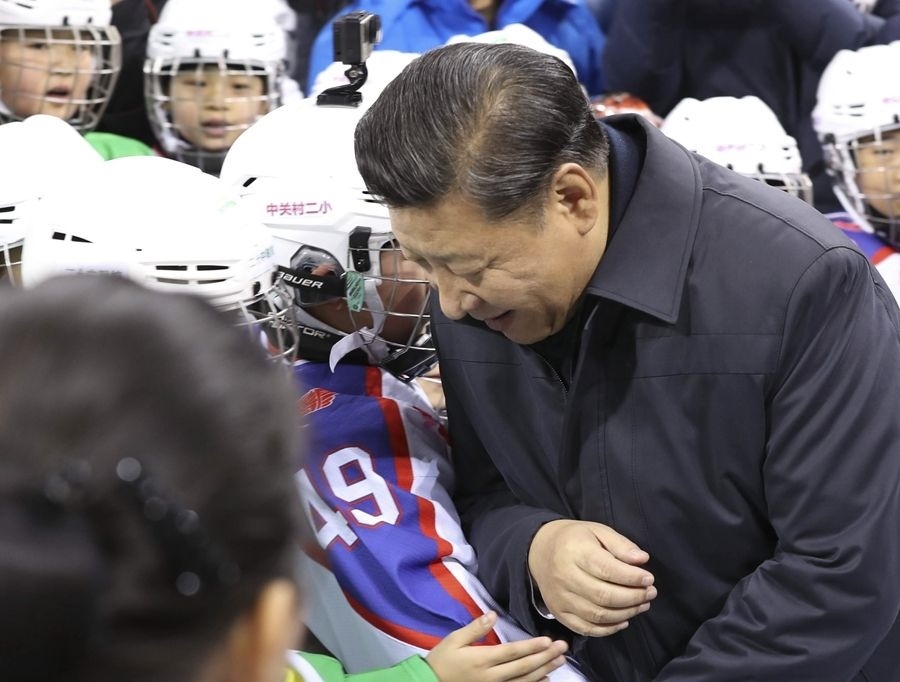 2017年2月24日，習(xí)近平總書記在北京五棵松體育中心考察時同青少年冰球愛好者“撞肩”，表示相互問候。新華社記者 丁林 攝