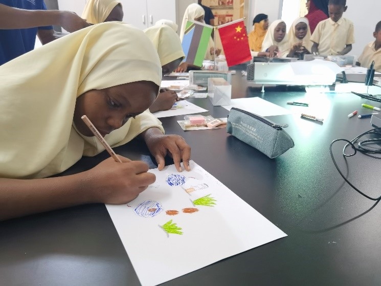 學(xué)生踴躍參與繪畫活動。施亮攝