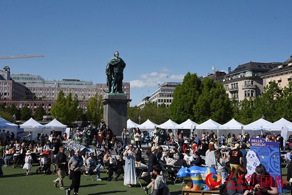 “你好！中國”端午游園會在斯德哥爾摩國王花園廣場舉辦。人民網(wǎng)記者 殷淼攝