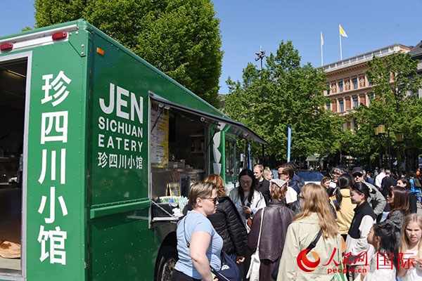 中國美食攤。人民網(wǎng)記者 殷淼攝