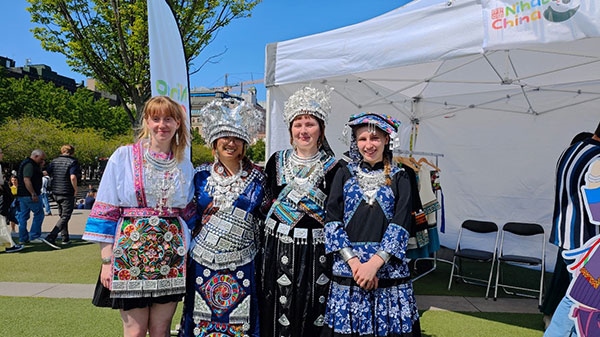 體驗(yàn)苗族傳統(tǒng)服飾。人民網(wǎng)記者 殷淼