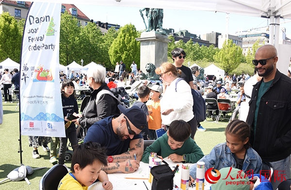 體驗(yàn)熊貓彩繪活動。人民網(wǎng)記者 殷淼攝