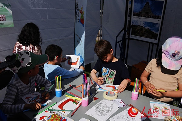 端午文化體驗(yàn)—龍舟圖片填色。人民網(wǎng)記者 殷淼攝
