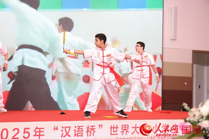 雙節(jié)棍表演。人民網(wǎng)記者任皓宇攝