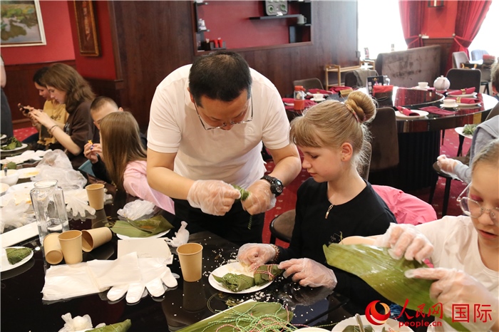 烏克蘭兒童學(xué)習(xí)體驗(yàn)包粽子。人民網(wǎng)記者蔡子暢攝