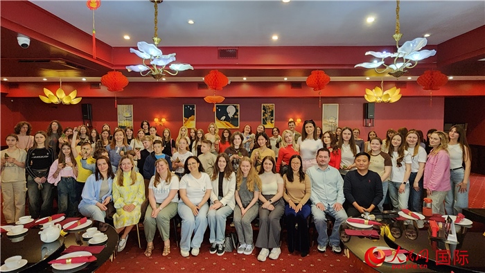 “慶端午學(xué)中文”活動(dòng)全體合照。人民網(wǎng)記者蔡子暢攝