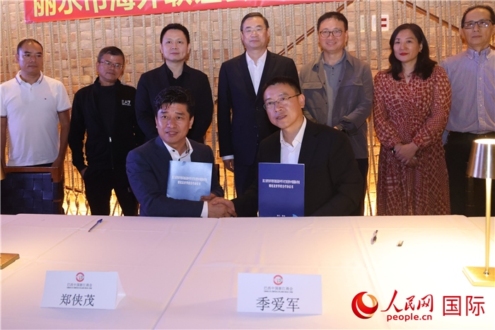 浙江省青田華僑實(shí)驗高級中學(xué)與巴西里約中國國際學(xué)校在座談會上締結(jié)為友好學(xué)校，青田縣人民政府僑務(wù)辦公室主任季愛軍和擔(dān)任巴西里約中國國際學(xué)校董事長的鄭俠茂作為代表簽署協(xié)議。 人民網(wǎng)記者 時元皓攝