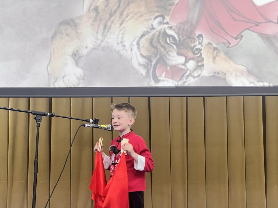 一航表演快板《武松打虎》。布加勒斯特大學(xué)孔子學(xué)院供圖