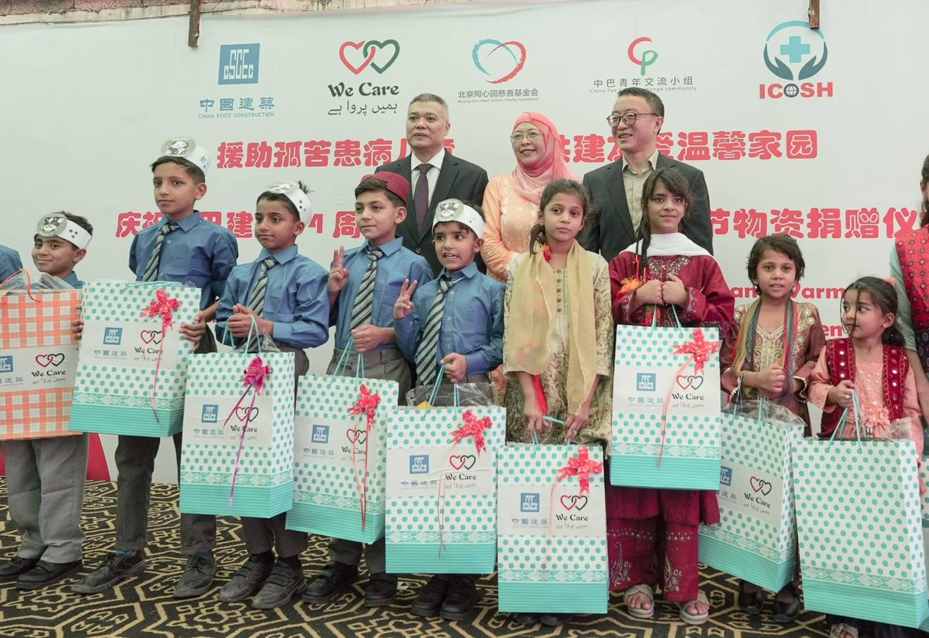 受捐孤兒在儀式上合影留念。瓦加斯·阿赫邁德攝