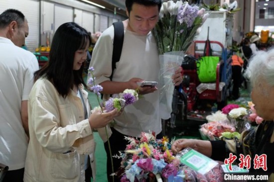 昆明斗南花市端午假期人氣旺
