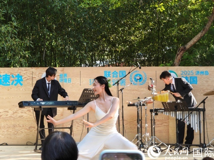 《舞，自然》舞蹈表演。人民網(wǎng)記者 李明攝
