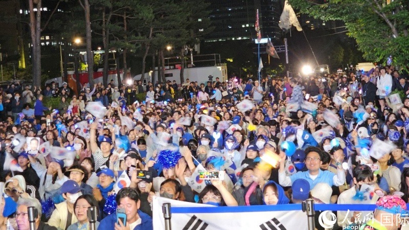 當(dāng)?shù)貢r(shí)間4日凌晨，李在明支持者們聚集在國(guó)會(huì)前等待計(jì)票結(jié)果。人民網(wǎng) 柳美鉉攝