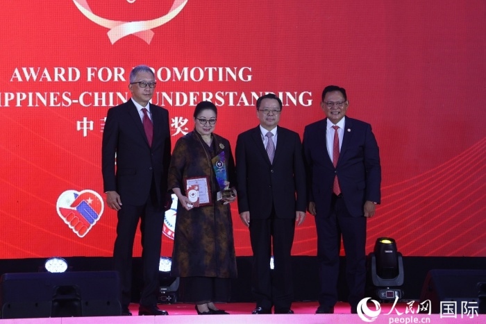 菲律賓前參議員許爾琦榮獲“終身成就獎”。人民網(wǎng)記者 樊帆攝