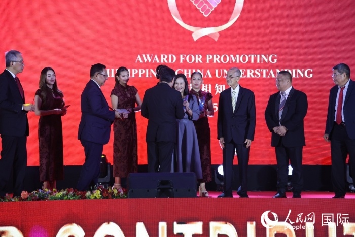 黃溪連大使給榮獲“重要貢獻(xiàn)獎”的奎松市市長喬伊·貝蒙蒂等人頒獎。人民網(wǎng)記者 樊帆攝