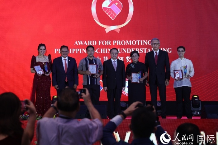 黃溪連大使和菲中了解協(xié)會主席與榮獲“友誼獎”的獲獎?wù)吆嫌傲裟?。人民網(wǎng)記者 樊帆攝